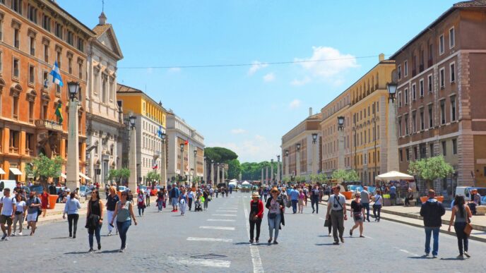 Vista de la calle concurrida en Parma Promenade, bordeada de edificios históricos. Proyecto Parma Promenade impulsado con financiamiento de Nuveen.