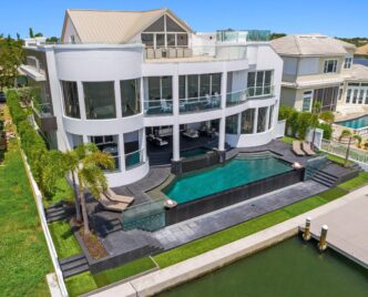Vista aérea de proyecto multifamiliar en Cape Cod: piscina, terraza, arquitectura moderna. Financiamiento de $11M impulsa desarrollo inmobiliario.