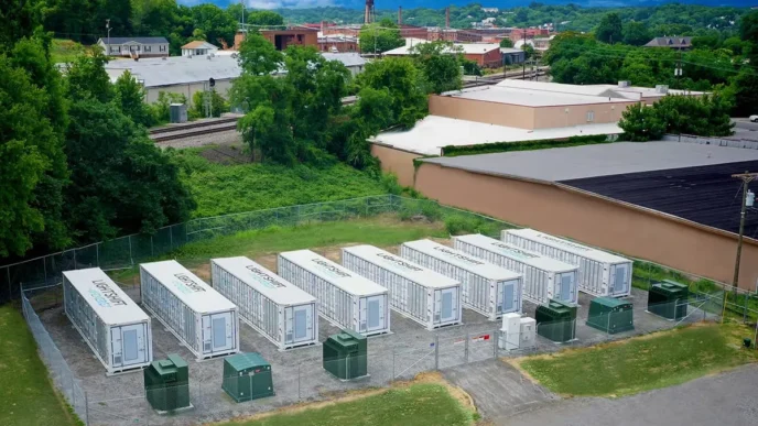 Instalación de almacenamiento de energía Lightshift en Virginia. Financiamiento Climate First Bank para soluciones sostenibles. Vista aérea de contenedores.