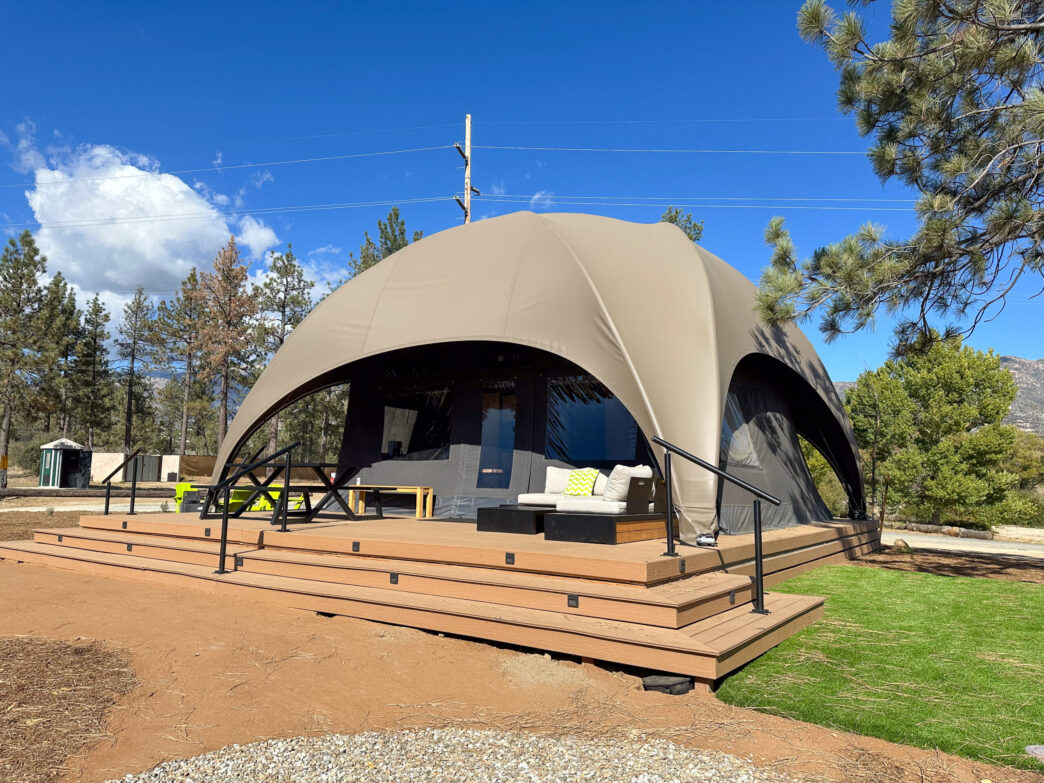 Glamping de lujo con financiamiento: Domo moderno con terraza de madera, mobiliario exterior y entorno natural. Propiedades exclusivas e inversión.