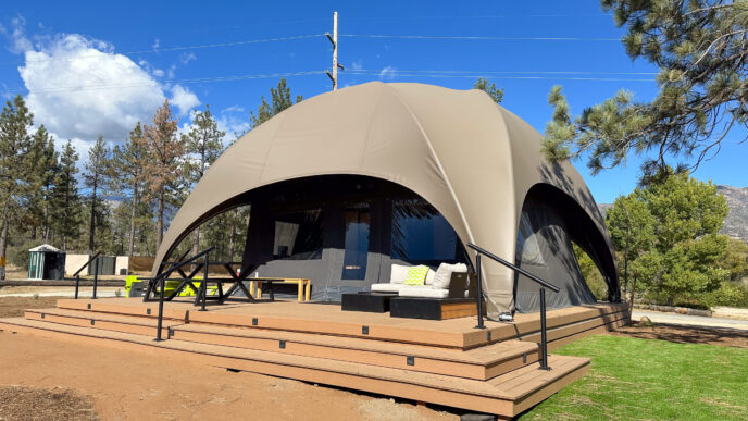 Glamping de lujo con financiamiento: Domo moderno con terraza de madera, mobiliario exterior y entorno natural. Propiedades exclusivas e inversión.