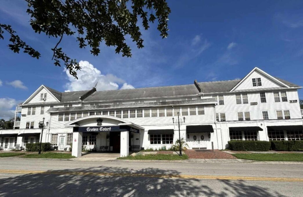 Fachada del proyecto de vivienda para seniors en Florida, con el nombre Crown Court visible. Financiado para impulsar el desarrollo inmobiliario.