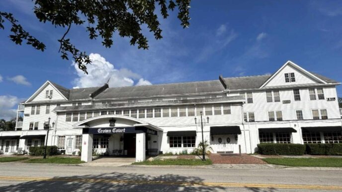 Fachada del proyecto de vivienda para seniors en Florida, con el nombre Crown Court visible. Financiado para impulsar el desarrollo inmobiliario.