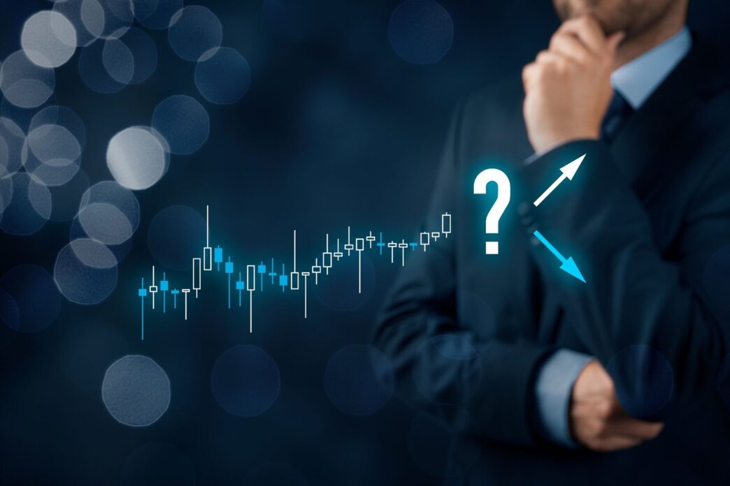 sponsors/branding
Hombre pensando en estrategias de inversión en el sector inmobiliario. Gráfico de velas y flechas. Inmobiliare Summits, real estate.