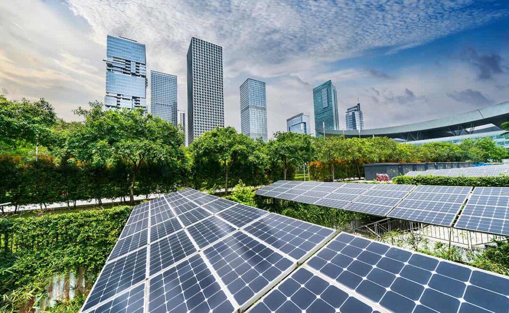Paneles solares capturando energía renovable en un proyecto habitacional sostenible, con rascacielos de fondo. Finanzas verdes impulsan la iniciativa.
