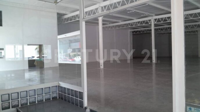 Venue/architecture.

Espacio comercial con logo de Century 21, posible sede de Inmobiliare Summits. Sector inmobiliario en México, LATAM.