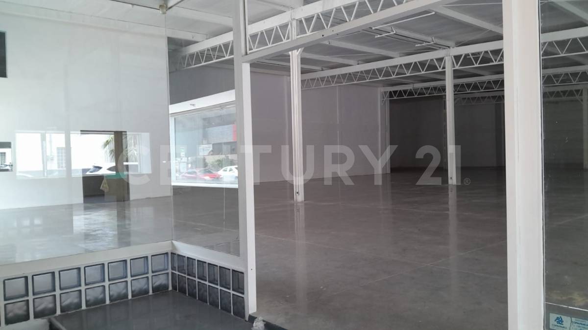 Venue/architecture.

Espacio comercial con logo de Century 21, posible sede de Inmobiliare Summits. Sector inmobiliario en México, LATAM.