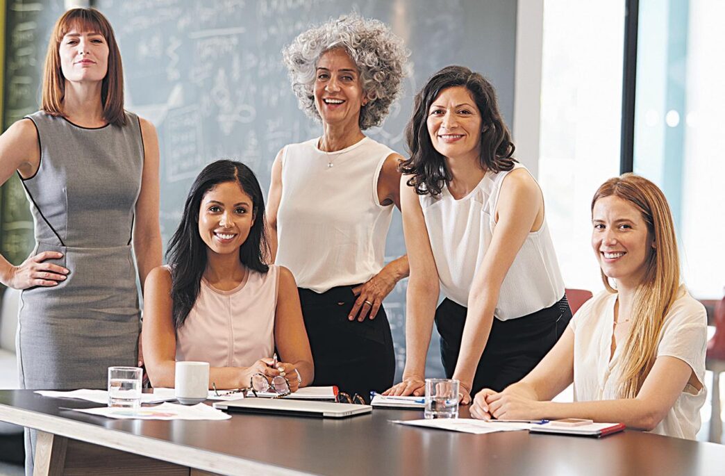 speakers/headshot
Grupo de mujeres en conferencia Inmobiliare Summits. Expertas en bienes raíces comparten ideas y estrategias en México, LATAM.