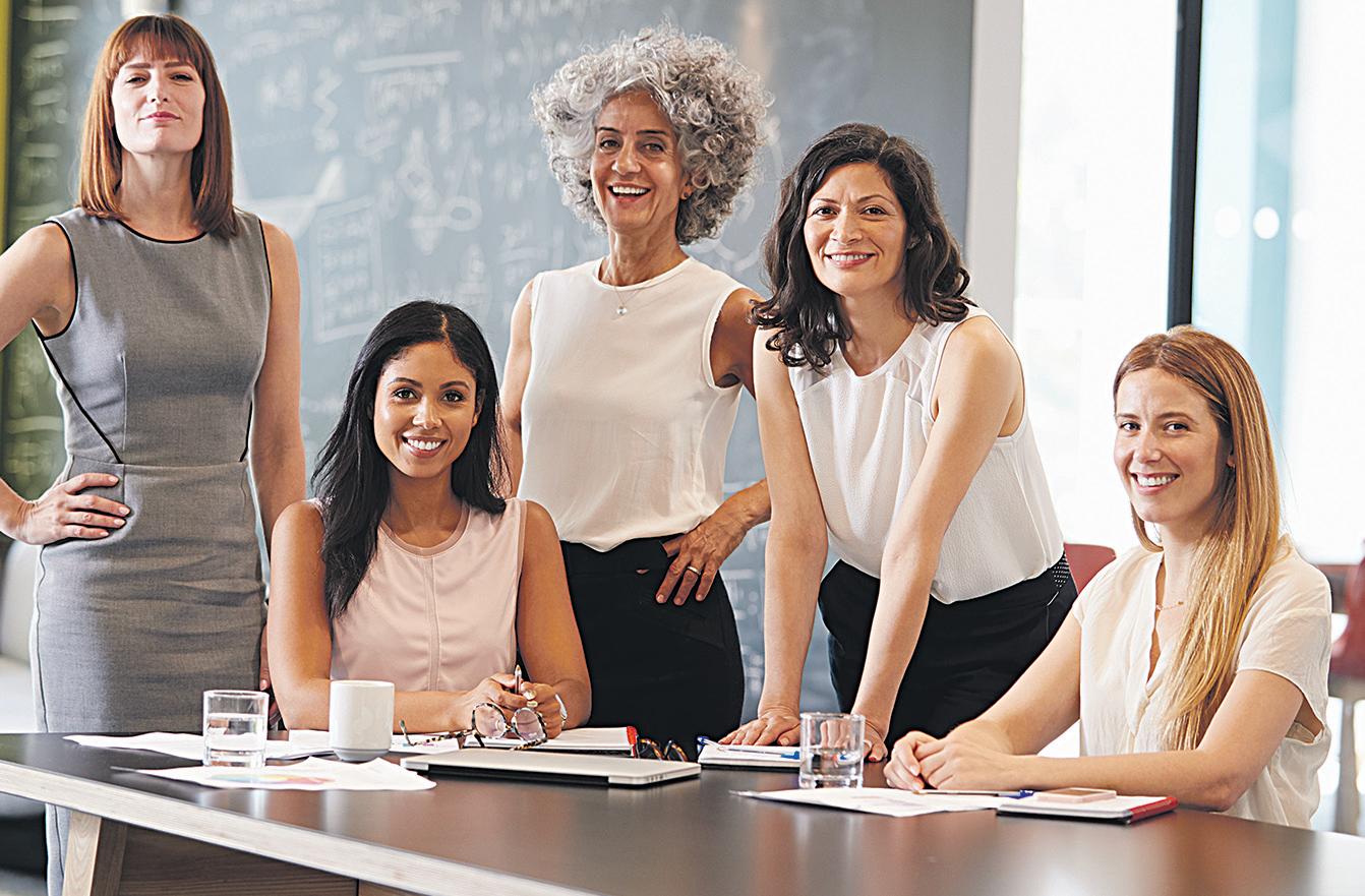 speakers/headshot
Grupo de mujeres en conferencia Inmobiliare Summits. Expertas en bienes raíces comparten ideas y estrategias en México, LATAM.