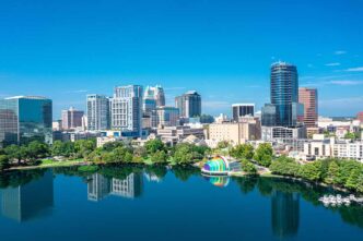 Venue/architecture.

Vista panorámica de Orlando, Florida, reflejada en el lago Eola. Inmobiliare Summits analiza el real estate en la ciudad en 2024.