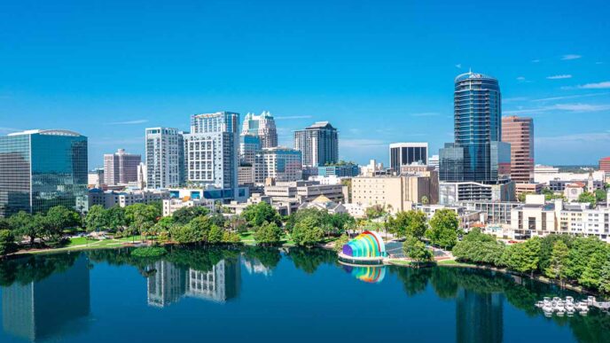 Venue/architecture.

Vista panorámica de Orlando, Florida, reflejada en el lago Eola. Inmobiliare Summits analiza el real estate en la ciudad en 2024.
