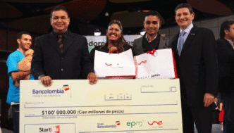 sponsors/branding

Entrega de cheque de Bancolombia en evento. Grupo de personas posan con cheque gigante. #InmobiliareSummits #sponsor #LATAM