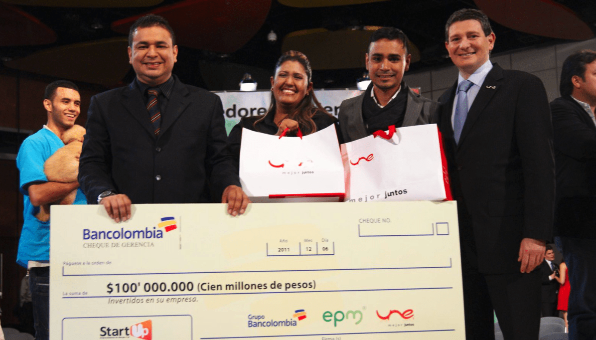 sponsors/branding

Entrega de cheque de Bancolombia en evento. Grupo de personas posan con cheque gigante. #InmobiliareSummits #sponsor #LATAM