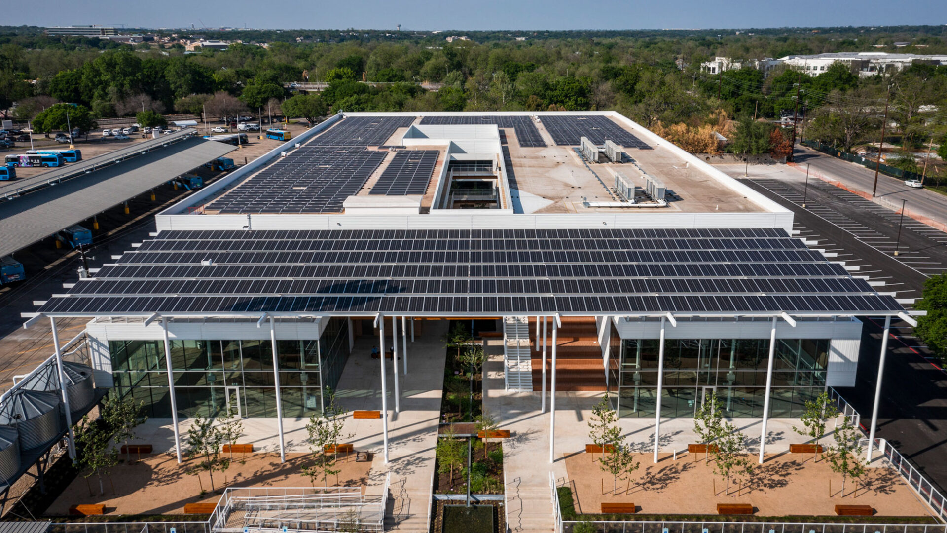 Venue/architecture.

Vista aérea del moderno inmueble sede de Inmobiliare Summits. Diseño con paneles solares. Espacio para conferencias y eventos de real estate en México.