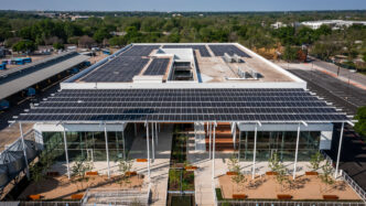 Venue/architecture.

Vista aérea del moderno inmueble sede de Inmobiliare Summits. Diseño con paneles solares. Espacio para conferencias y eventos de real estate en México.