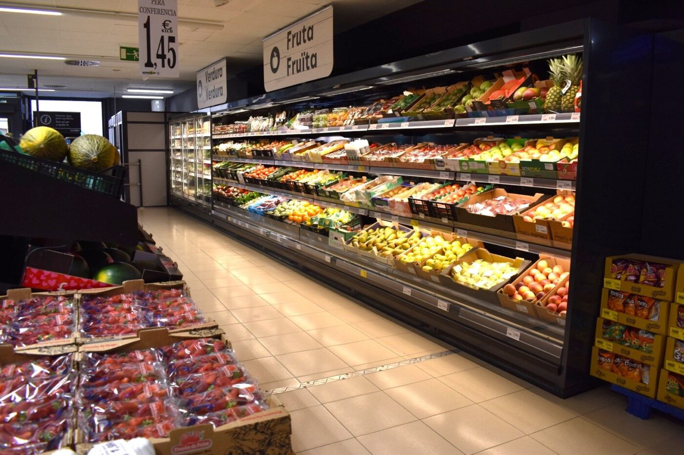 venue/architecture
Estantes de frutas y verduras en Grupo La Comer CDMX. Inauguración de tienda con productos frescos y de calidad.