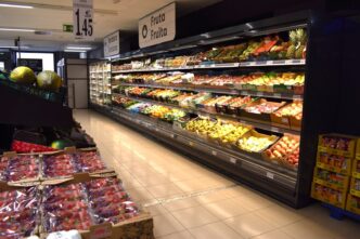 venue/architecture
Estantes de frutas y verduras en Grupo La Comer CDMX. Inauguración de tienda con productos frescos y de calidad.