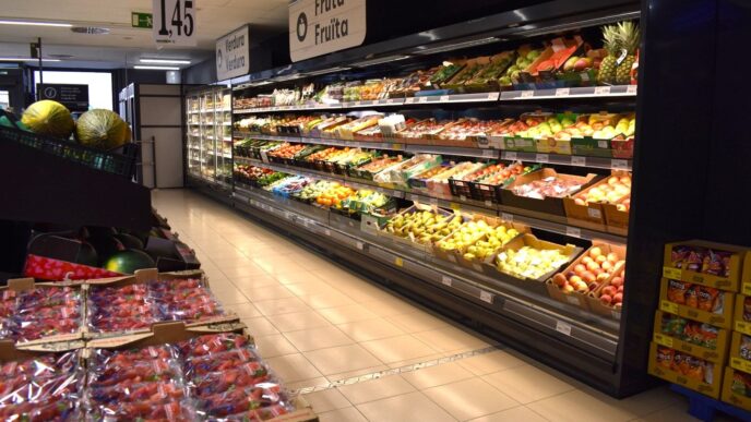 venue/architecture
Estantes de frutas y verduras en Grupo La Comer CDMX. Inauguración de tienda con productos frescos y de calidad.