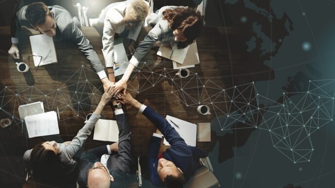 Grupo de panelistas celebran acuerdo en Inmobiliare Summits, conferencia de real estate en LATAM. Evento en México.