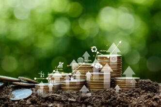 sponsors/branding
Crecimiento financiero sostenible. Pilas de monedas con flechas ascendentes y símbolos de energía renovable. Inversión en bienes raíces.