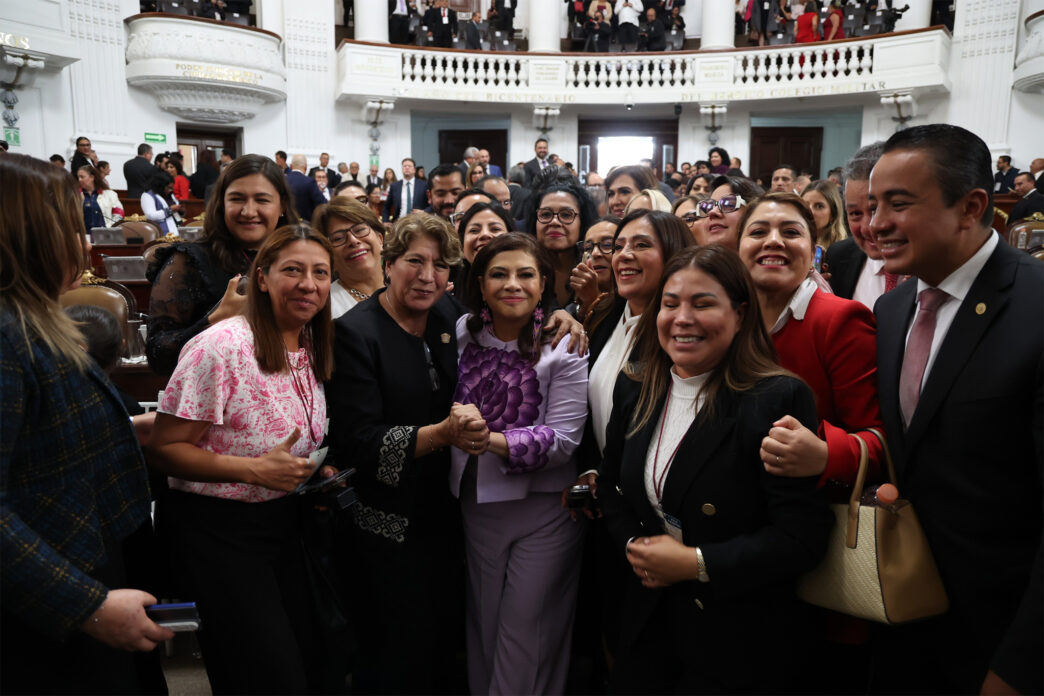 Asistentes al Inmobiliare Summits se toman foto grupal en el venue. Conferencia de real estate en México, LATAM.