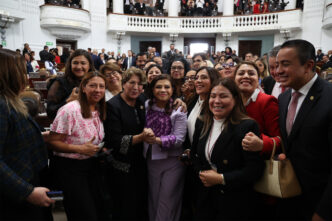 Asistentes al Inmobiliare Summits se toman foto grupal en el venue. Conferencia de real estate en México, LATAM.
