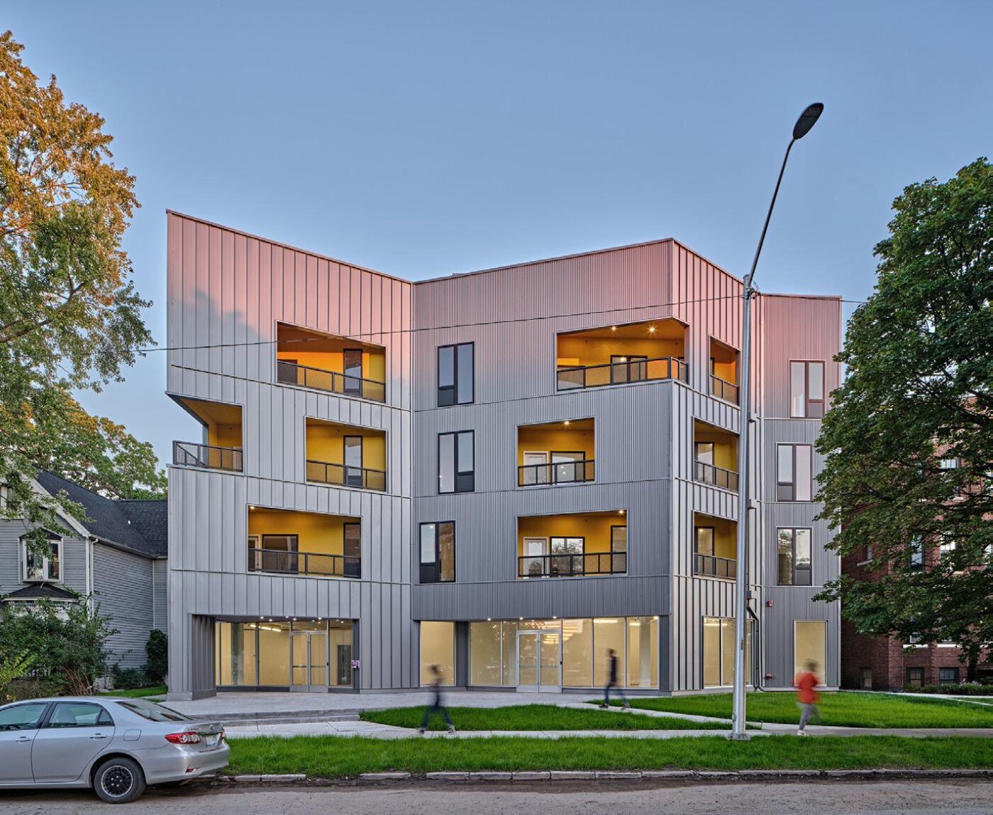 Edificio moderno de vivienda incluyente en la Zona Rosa, CDMX, con fachada gris, balcones amarillos y diseño arquitectónico contemporáneo y vanguardista.