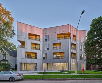 Edificio moderno de vivienda incluyente en la Zona Rosa, CDMX, con fachada gris, balcones amarillos y diseño arquitectónico contemporáneo y vanguardista.