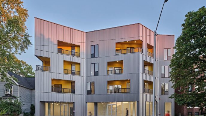Edificio moderno de vivienda incluyente en la Zona Rosa, CDMX, con fachada gris, balcones amarillos y diseño arquitectónico contemporáneo y vanguardista.