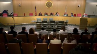 On-stage panel.

Panelistas en conferencia de real estate Inmobiliare Summits, discutiendo en el venue. Asistentes escuchan en la sala.