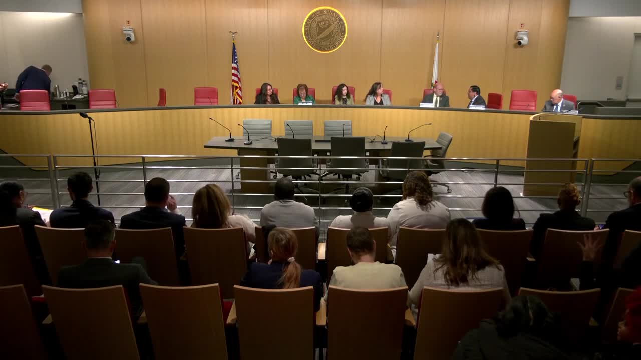 On-stage panel.

Panelistas en conferencia de real estate Inmobiliare Summits, discutiendo en el venue. Asistentes escuchan en la sala.