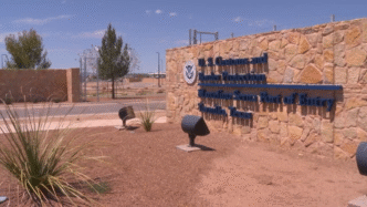 Entrada a la aduana en Tornillo, Texas, con señalización de U.S. Customs and Border Protection. Instalaciones fronterizas y seguridad aduanera.