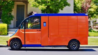 Vehículo naranja y azul para entregas de última milla de Google. Innovación logística y tecnología para optimizar la distribución de paquetes.