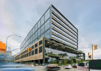 Venue/Architecture.
Nuevo edificio sostenible de Google en Nueva York. Arquitectura moderna para Inmobiliare Summits, real estate LATAM.