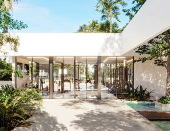 Gimnasio moderno en Gran Telchac, la joya de La Nueva Riviera de México. Equipado con máquinas y rodeado de exuberante vegetación tropical.