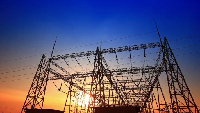 Silueta de líneas eléctricas al atardecer en Ohio, energía flexible de Gridmatic innovando con contratos energéticos. Alta tensión y cielo azul.