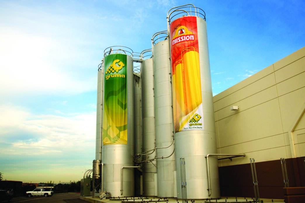 Venue/Architecture.

Tanques de la planta de Gruma en Puebla, México, con publicidad de la marca. Inversión en real estate para la ampliación de la fábrica.