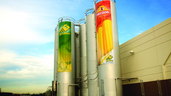 Venue/Architecture.

Tanques de la planta de Gruma en Puebla, México, con publicidad de la marca. Inversión en real estate para la ampliación de la fábrica.