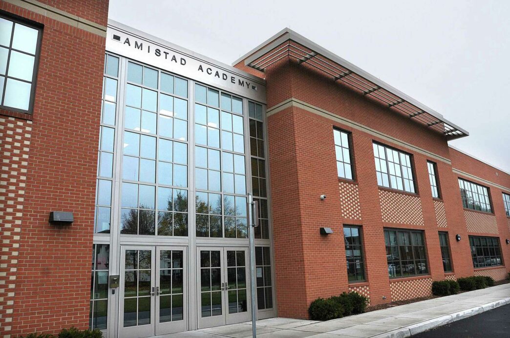 venue/architecture
Fachada de Amistad Academy, posible sede de Inmobiliare Summits. Arquitectura moderna en ladrillo, ideal para eventos de real estate en la city.