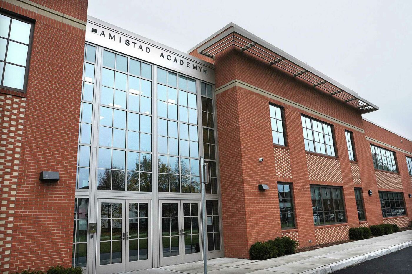 venue/architecture
Fachada de Amistad Academy, posible sede de Inmobiliare Summits. Arquitectura moderna en ladrillo, ideal para eventos de real estate en la city.