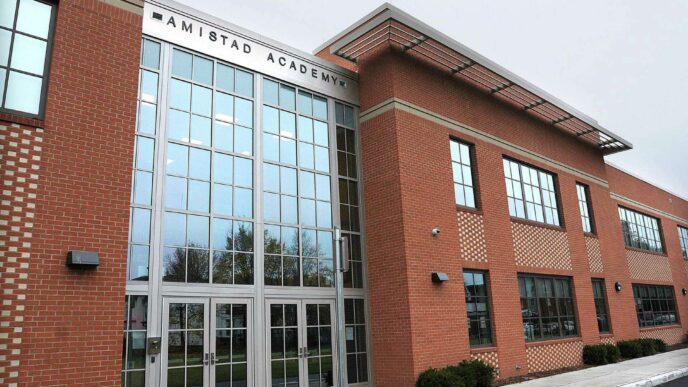 venue/architecture
Fachada de Amistad Academy, posible sede de Inmobiliare Summits. Arquitectura moderna en ladrillo, ideal para eventos de real estate en la city.