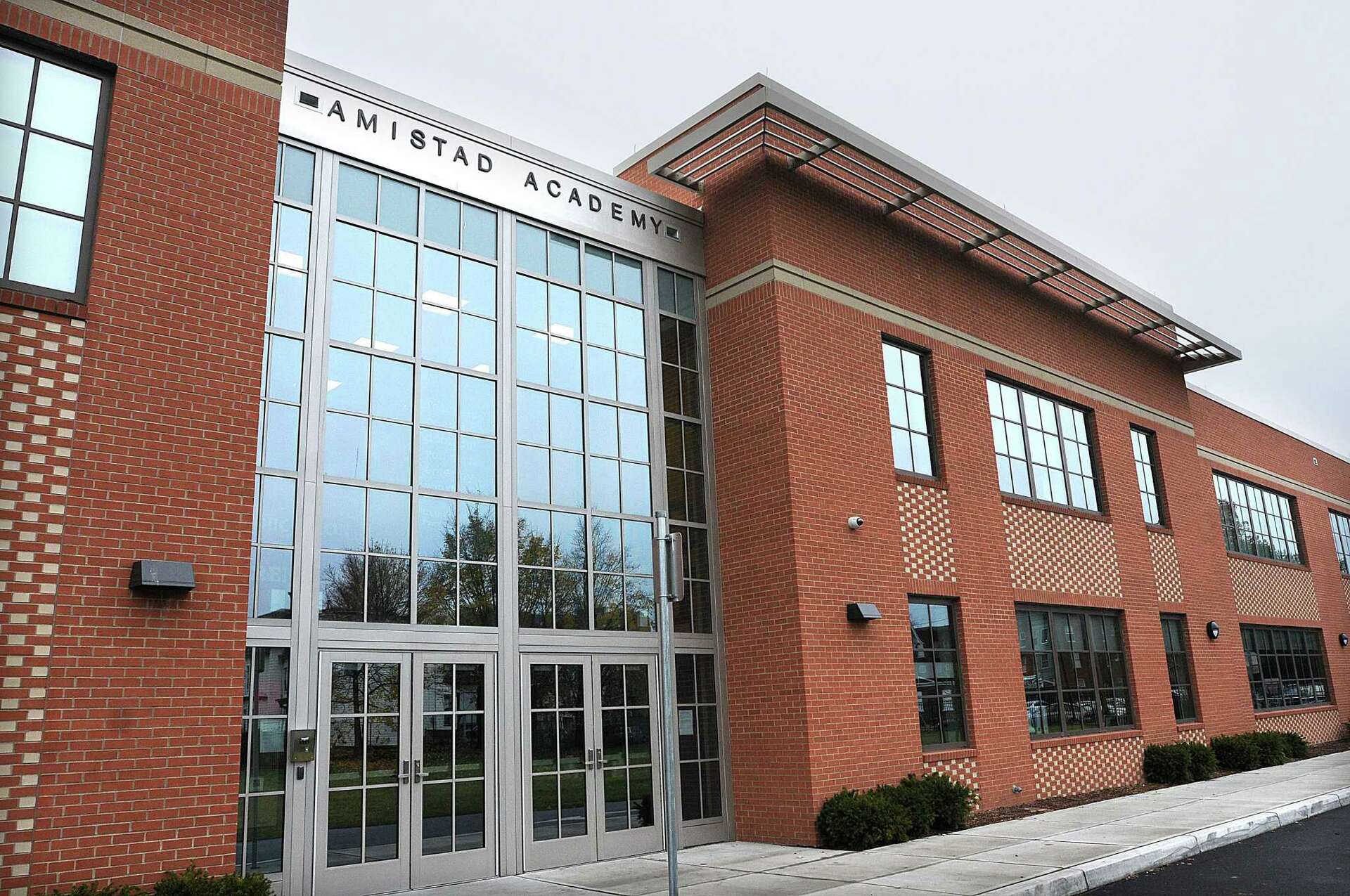 venue/architecture
Fachada de Amistad Academy, posible sede de Inmobiliare Summits. Arquitectura moderna en ladrillo, ideal para eventos de real estate en la city.