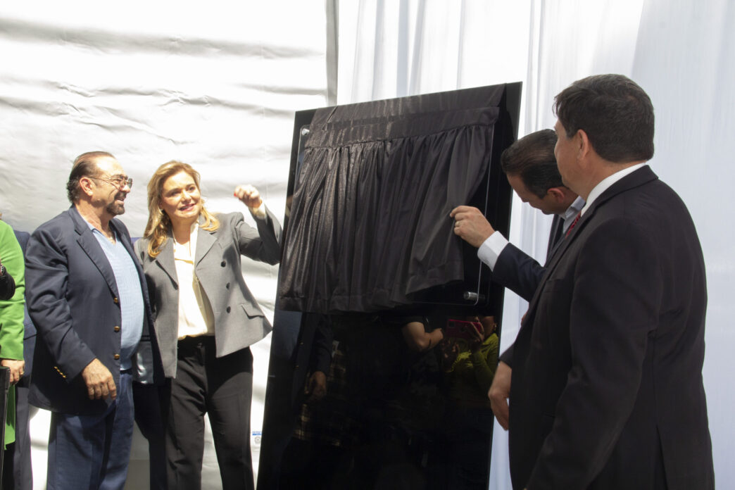 Sponsors/branding.

Inauguración del Complejo Industrial Bafar Norte en México. Directivos develan placa conmemorativa. Evento Inmobiliare Summits, real estate.