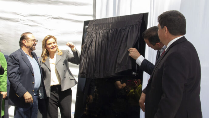 Sponsors/branding.

Inauguración del Complejo Industrial Bafar Norte en México. Directivos develan placa conmemorativa. Evento Inmobiliare Summits, real estate.