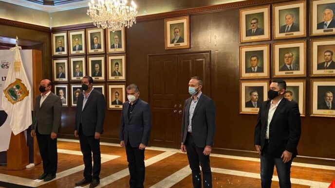 venue/architecture

Panelistas en el Inmobiliare Summits, evento de real estate en México, posan en un salón con retratos. Conferencia LATAM.