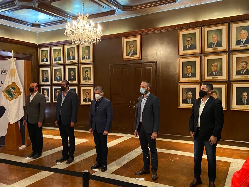 venue/architecture

Panelistas en el Inmobiliare Summits, evento de real estate en México, posan en un salón con retratos. Conferencia LATAM.