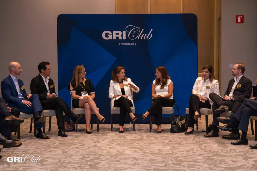 On-stage panel.

Panelistas discuten en Inmobiliare Summits, conferencia de real estate en México. GRI Club es el patrocinador del evento LATAM.