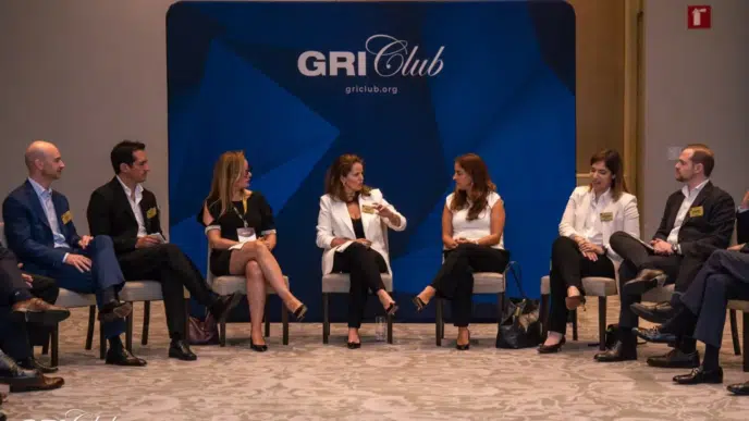 On-stage panel.

Panelistas discuten en Inmobiliare Summits, conferencia de real estate en México. GRI Club es el patrocinador del evento LATAM.