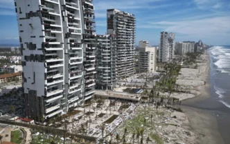 Daños en hoteles de Acapulco tras huracán. Grupo Mundo Imperial anuncia la reapertura. Edificios dañados y palmeras caídas, Acapulco en recuperación.