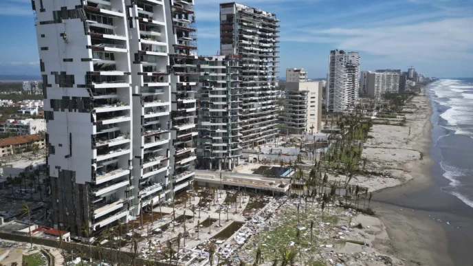 Daños en hoteles de Acapulco tras huracán. Grupo Mundo Imperial anuncia la reapertura. Edificios dañados y palmeras caídas, Acapulco en recuperación.